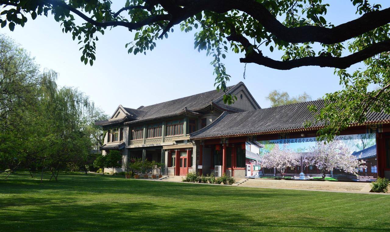 国家有关机构于1961年将这座王府花园重新修缮,在原有建筑迤西接建了