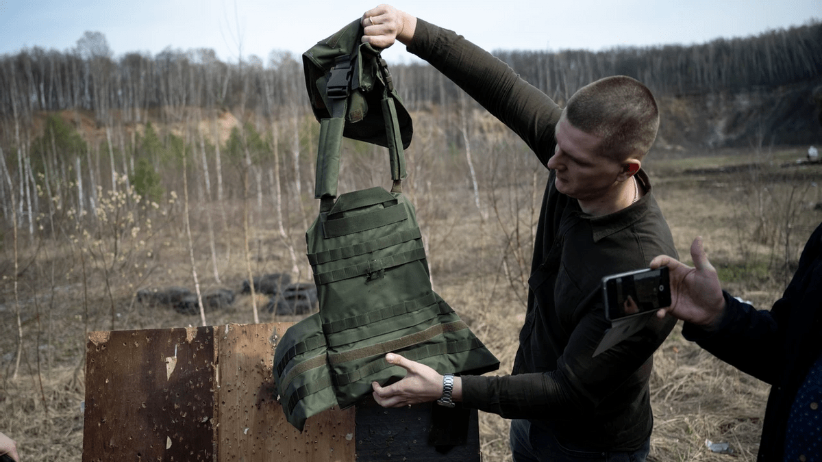 中美俄产品对比,俄军官对中国货赞不绝口:战场上能救俄军的命_防弹衣