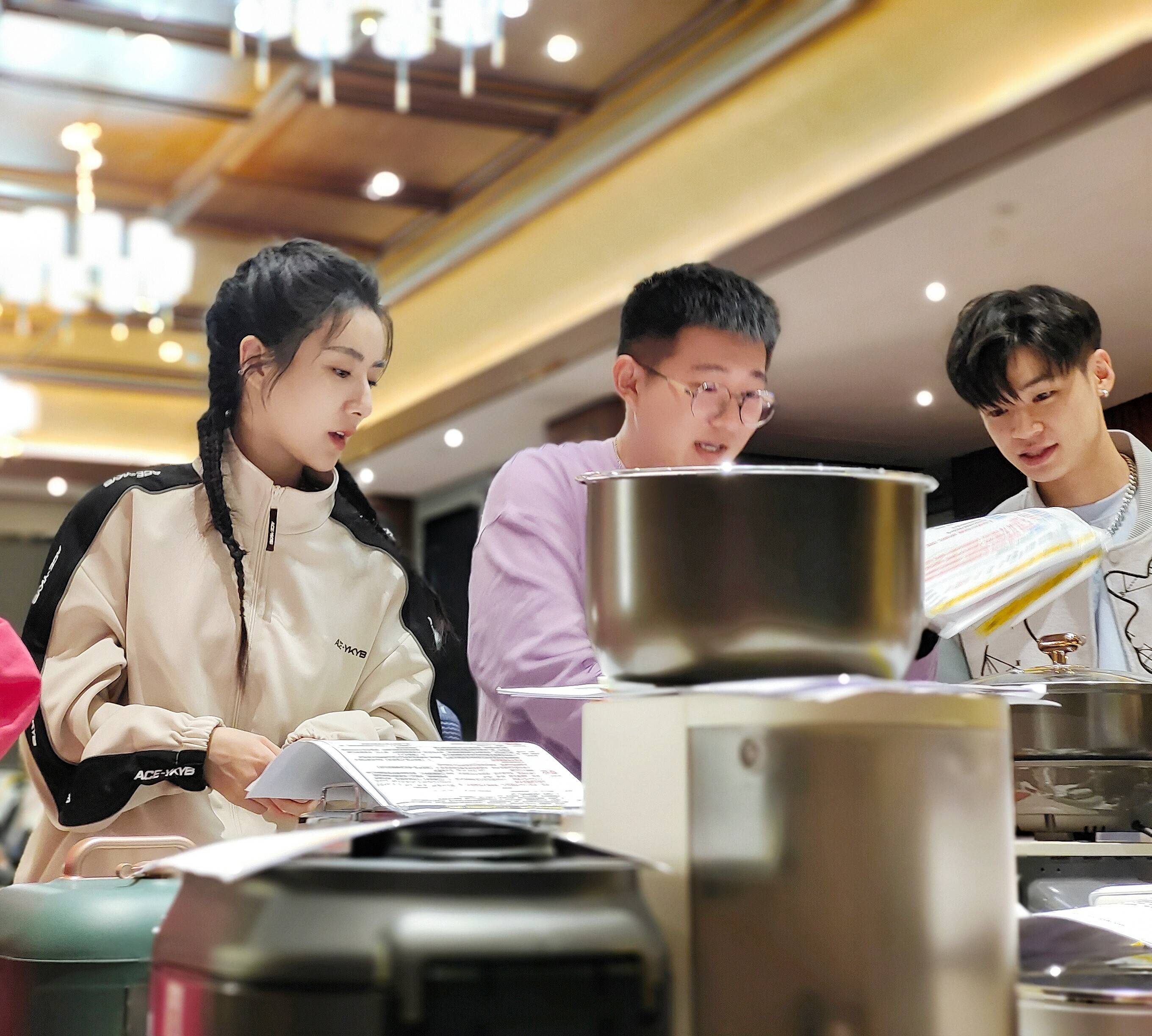 薇娅曾经在许知远《十三邀》节目中接受采访,将自己定位为"桥梁",链接