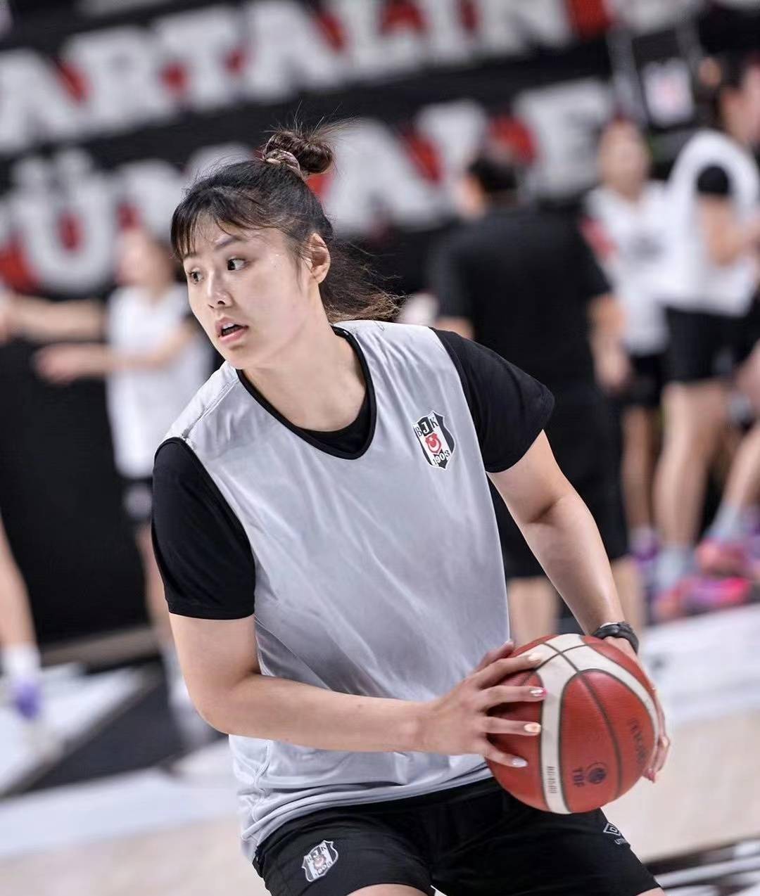 2米的中国女篮中锋在欧冠绽放自我_身高_受伤_金牌