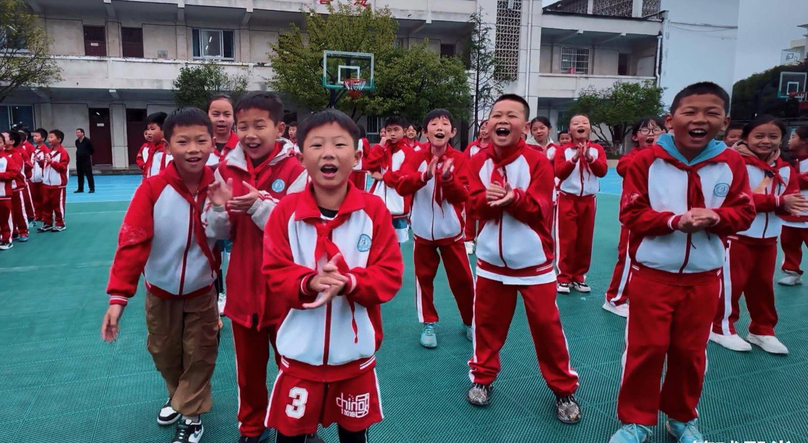 与学生对抗 教打球,刘雁宇暴扣,葛昭宝圈粉_进行_投篮_地方