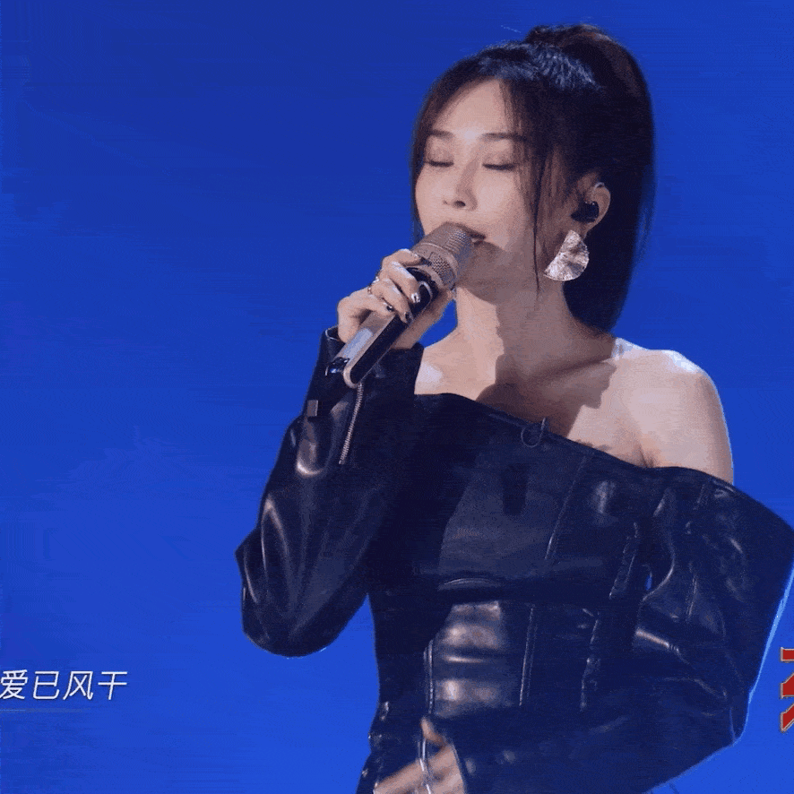 当时的陈冰顺利进入到那英战队中和著名歌手张碧晨成为队友.