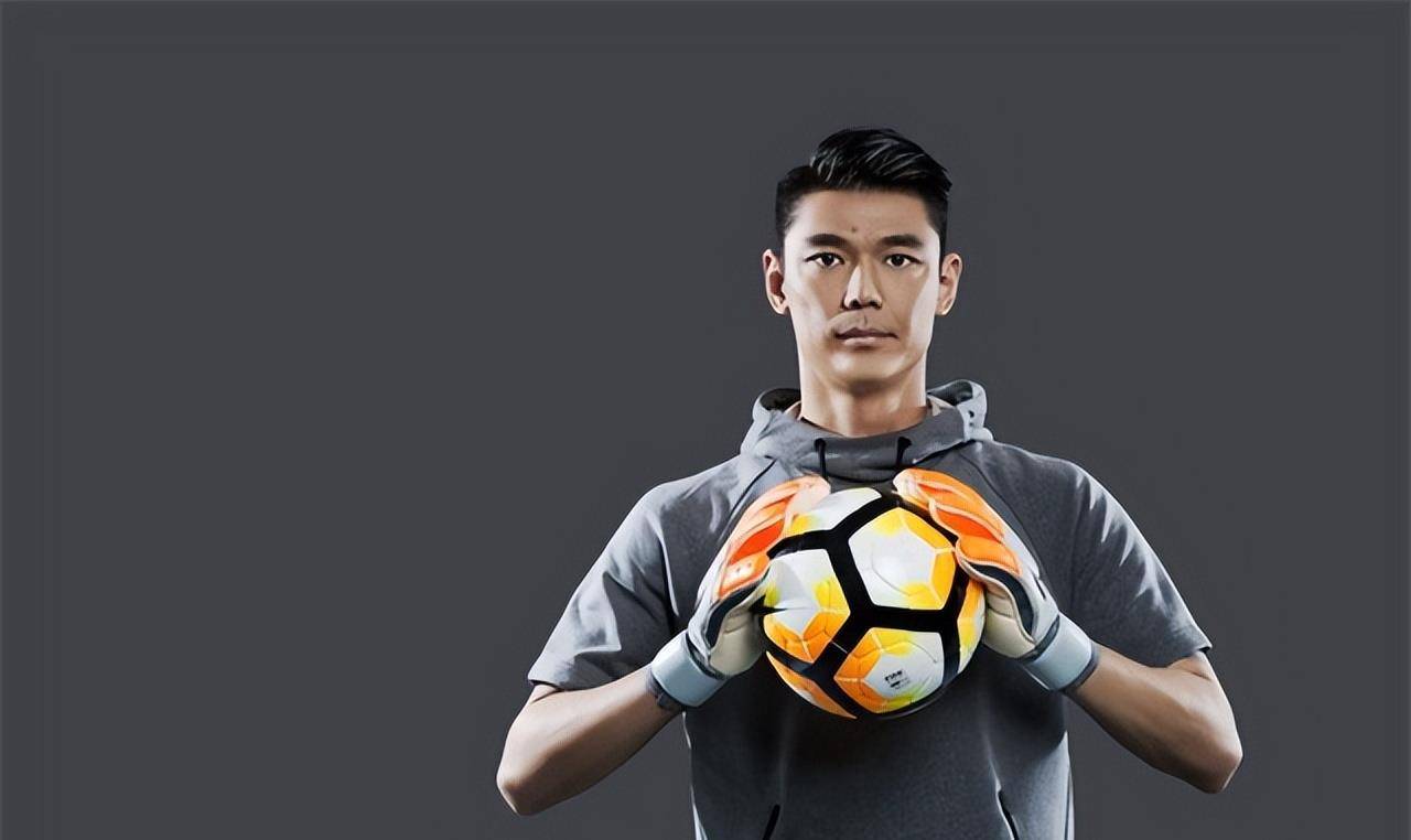 后来曾诚转会至河南建业队,成为了球队主力门将,这一待就是七年.