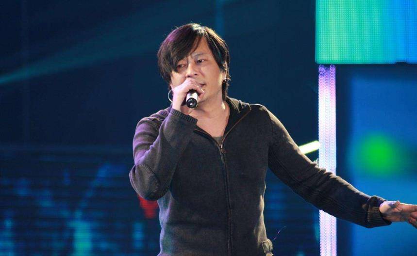 就算是天生的金嗓子也是无法忍受每天喝酒,抽烟,王杰嗓子坏掉是因为