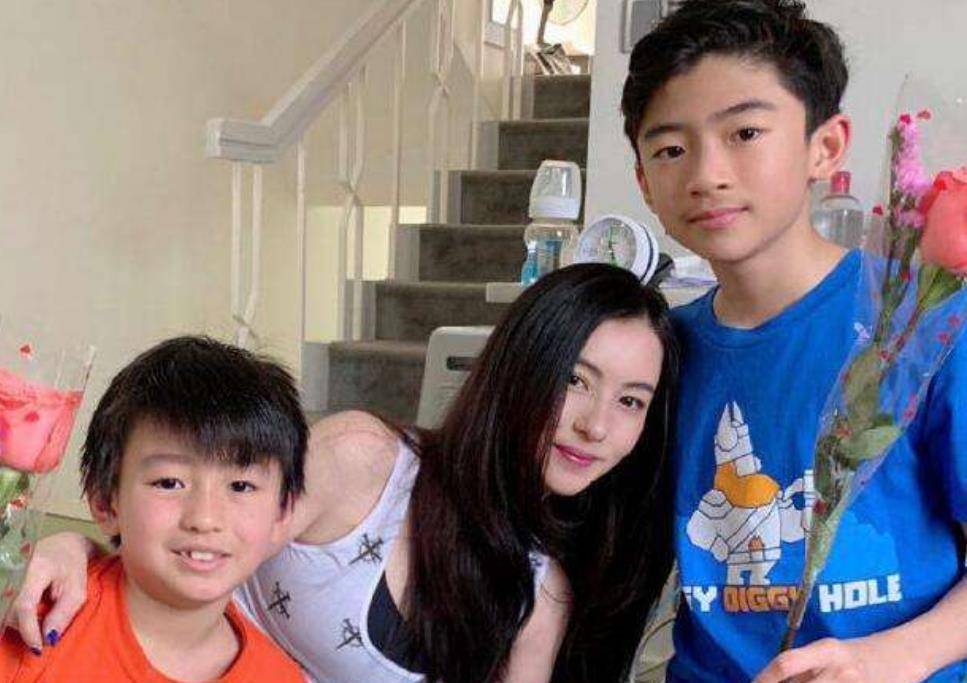 谢霆锋大儿子初长成,12岁时尚太早熟,8块腹肌抢镜荷尔蒙爆棚_小林_谢