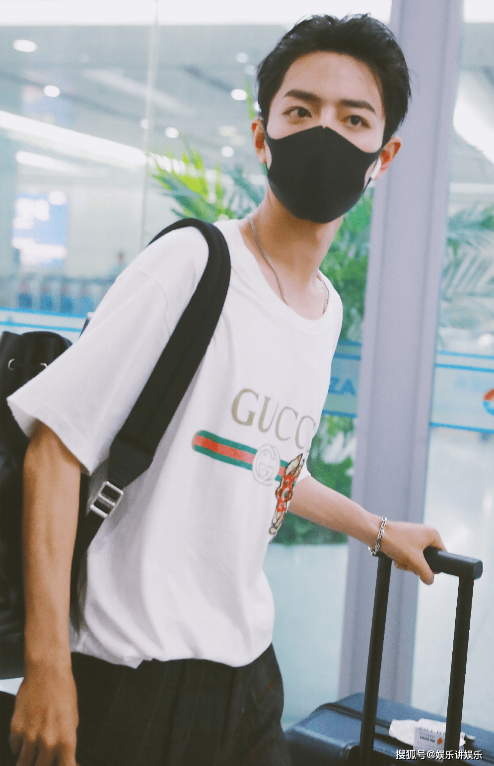 肖战同款山洞被挤得水泄不通,难得她们有如此闲情!