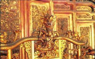 故宫太和殿中，皇帝屁股下的龙椅，究竟是不是金子做的？