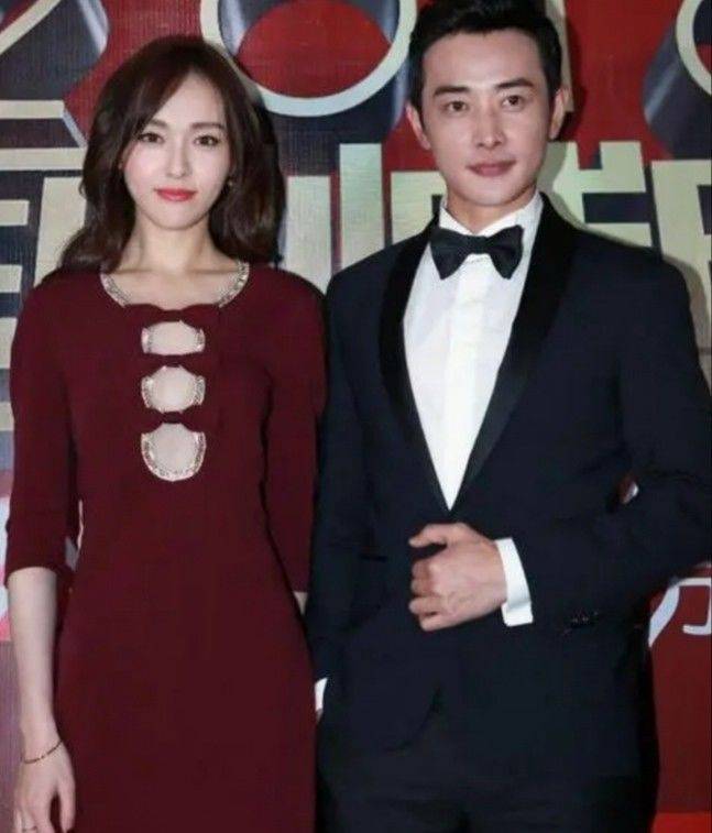 婚后,两人年纪越来越小,在罗晋升格为名人奶.