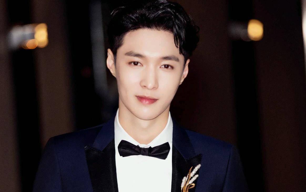 近日,八卦媒体拍到张艺兴抽烟登上热搜,引发网友热议_公众人物_人家