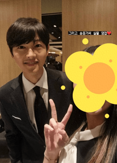 宋仲基夫妇出席妹妹婚礼,凯蒂近况首露面,身材高挑温柔有气质_网友