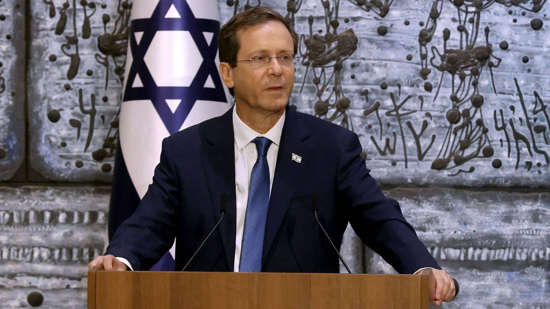 而且最荒唐的是,在面对外界的质疑和指责时,以色列总统赫尔佐格居然说