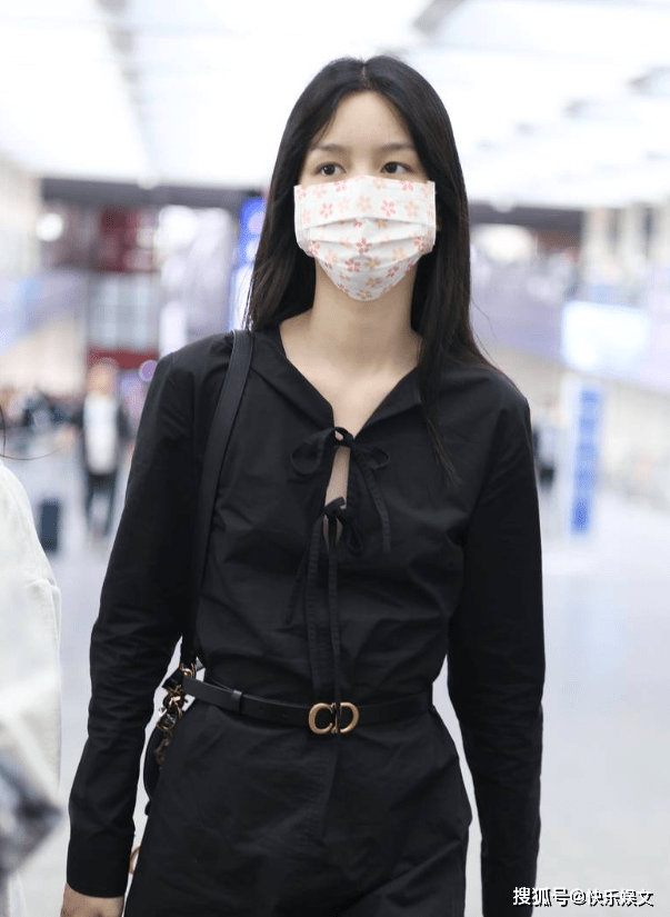 25岁女星周也现身北京机场！穿黑色长裙真空上阵，素颜出镜显真实