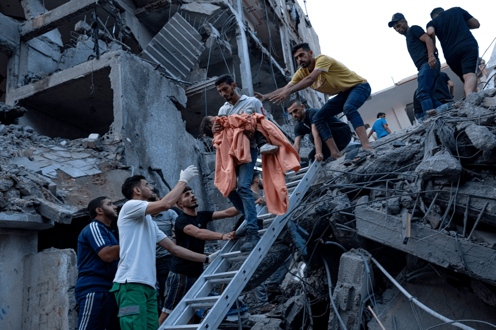 巴以冲突图集 | 战火背后是他们的悲鸣_加沙地带_空袭_废墟