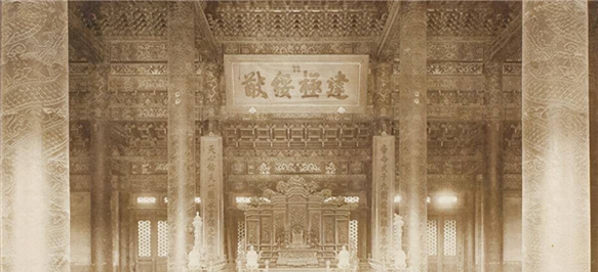 1900年慈禧和光绪出逃，日本摄影师入故宫拍下照片，反差巨大_手机搜狐网