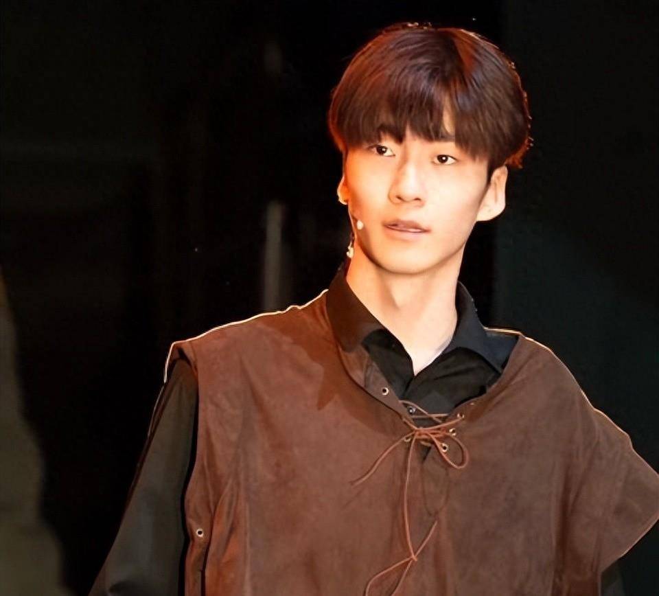 张亮与前妻及儿子逛街,15岁天天给黄毛染潮流牌,预计身高2米_寇静