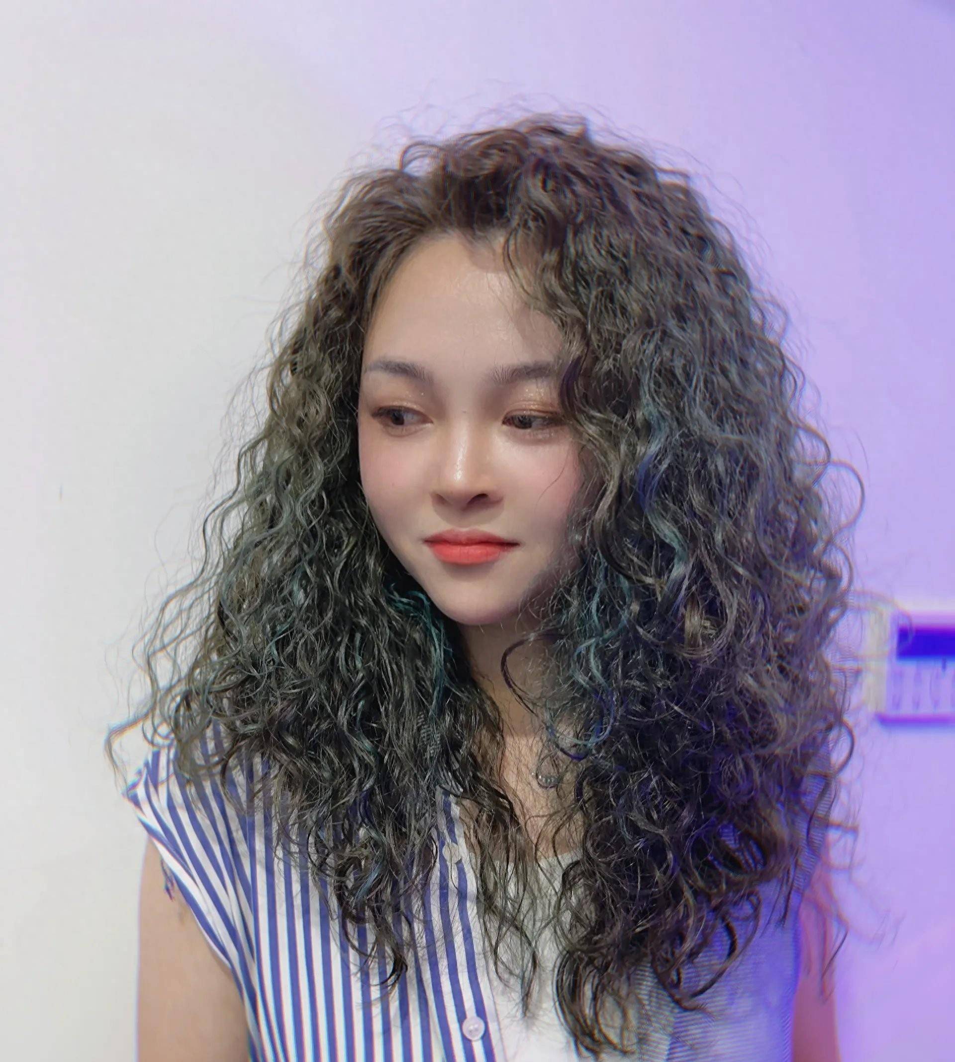 现在女性最流行的三种发型是全头卷发动感短发和潮流发色