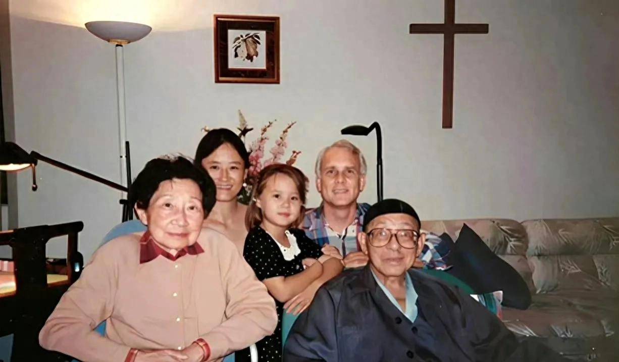 1990年,张学良和家人,在夏威夷的家中,留下一张合照,精神矍铄_赵一荻