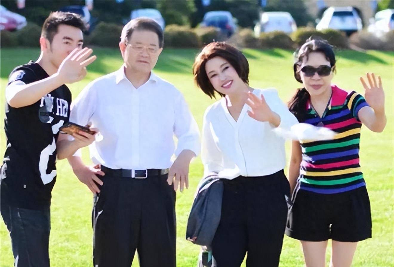 刘晓庆一家四口出游啦!