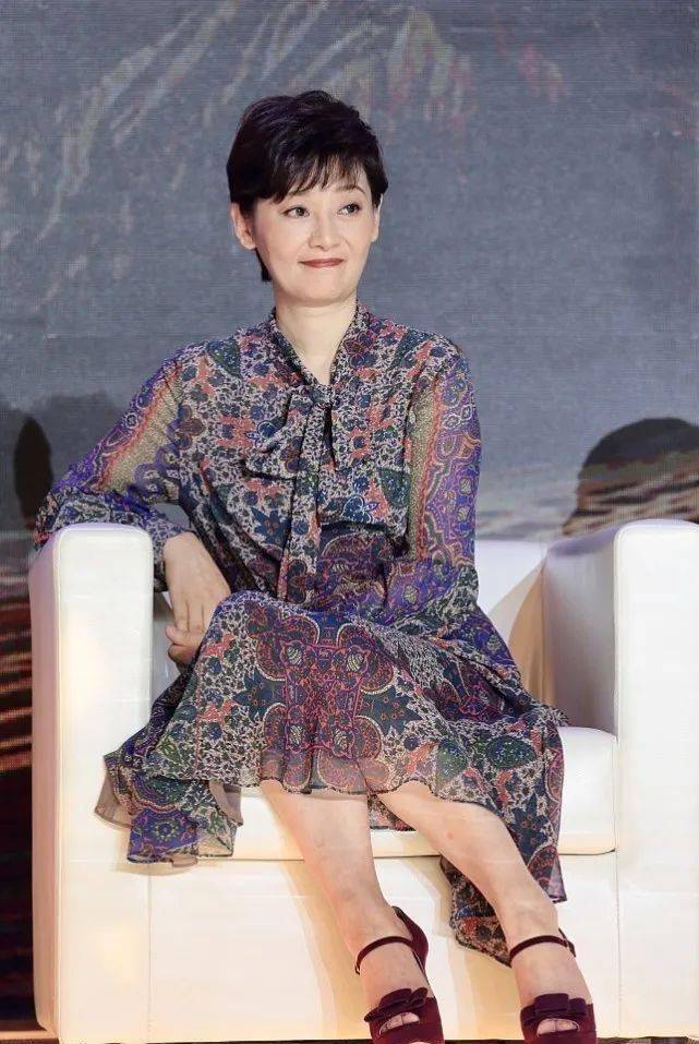 徐帆坦言素颜也能赢陈红,她一脸自信,陈红昂贵钻石傍身却并不亮眼