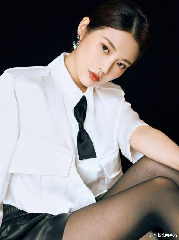 徐冬冬越来越大胆了,黑色丝袜搭配皮短裤大秀制服风采!