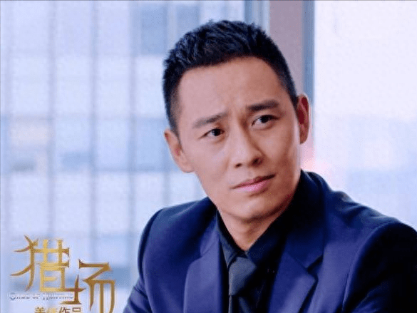 2015年王小毅在职场商战剧《猎场》中出演了学历造假的赵见蜓,虽然戏