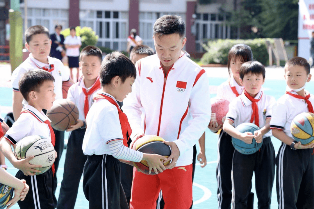 "奔跑吧·少年"儿童青少年主题健身活动走进五华区红旗小学_体育训练