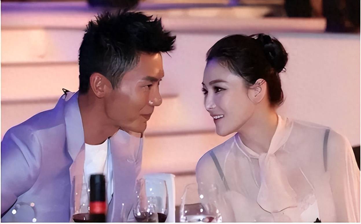 离开李晨10年,张馨予再上热搜:结婚后,她把一手烂牌打成了王炸_网友