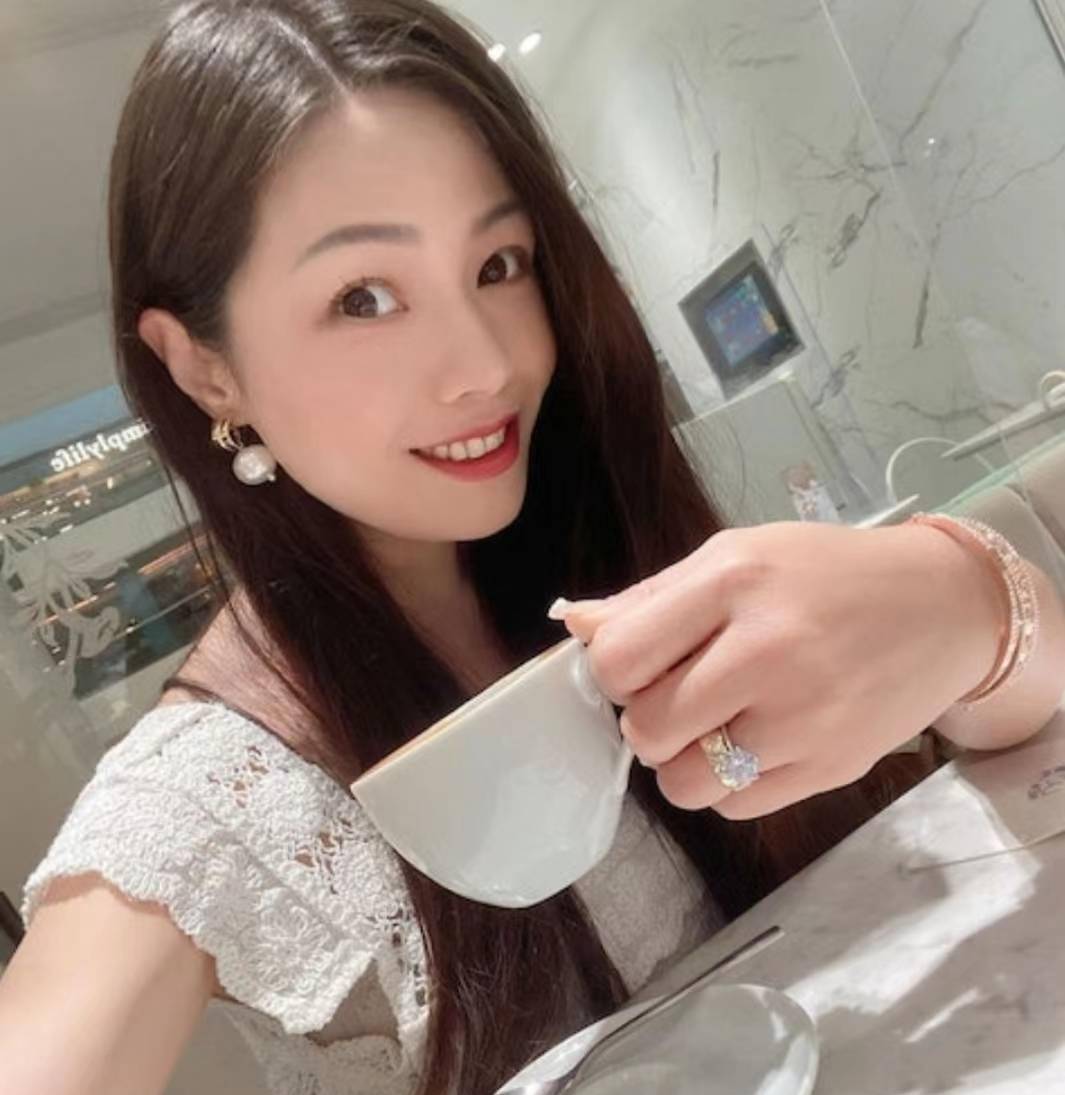 两人经常一起去朋友聚会.过去,王庆霞还晒出了多张与业内名人的合照.