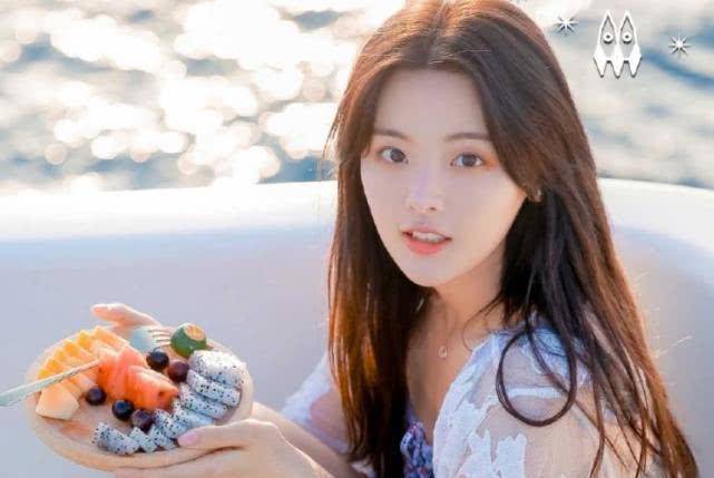 杨超越2年前旧照一脸青涩,没p图的"珍珠腿"惊艳:这才是真材实料_火箭