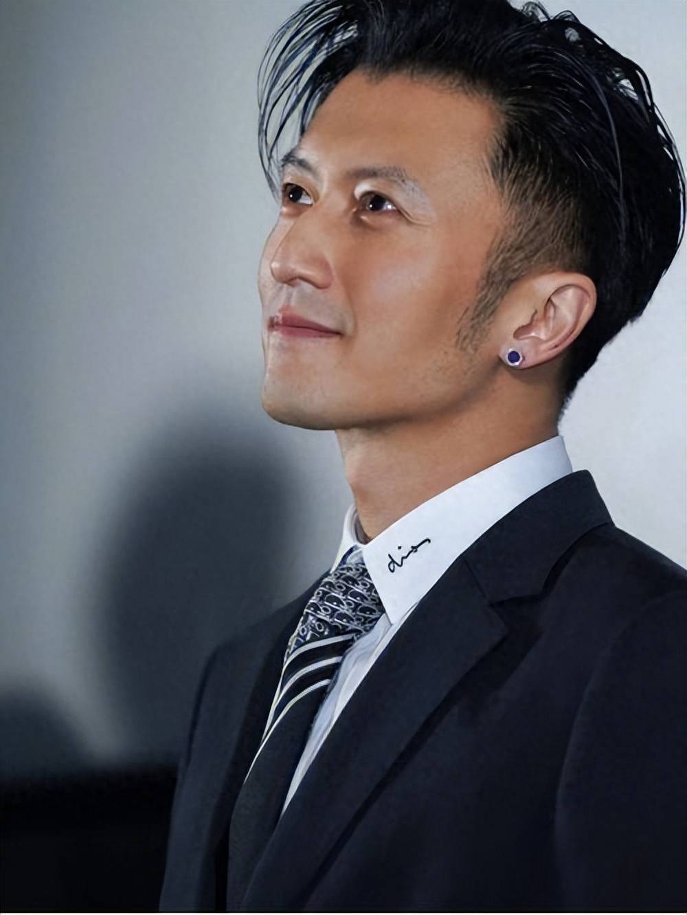 谢霆锋回归中国惹热议,网友们:终于做回"黄种人"!_加拿大_国籍_香港