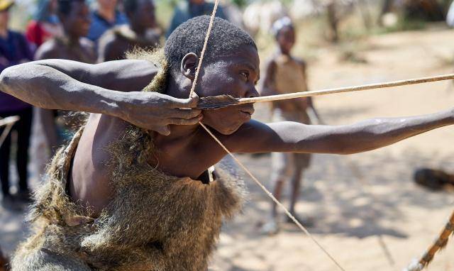 世界最后一个狩猎部落:10岁便能射杀豪猪,至今保留1