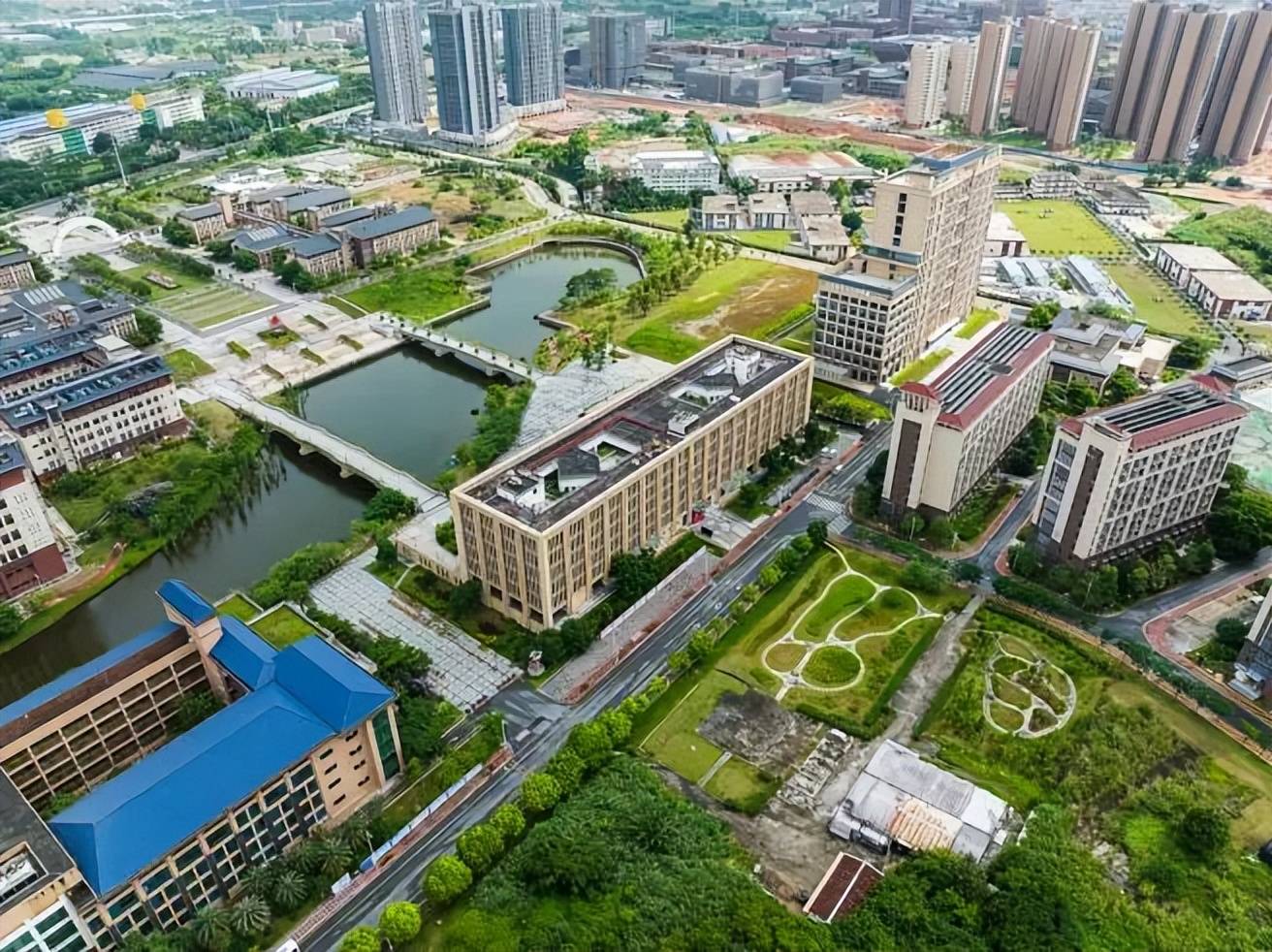 暨南大学番禺校区03文理并重,多元发展近年来,暨大的发展势头越来越好