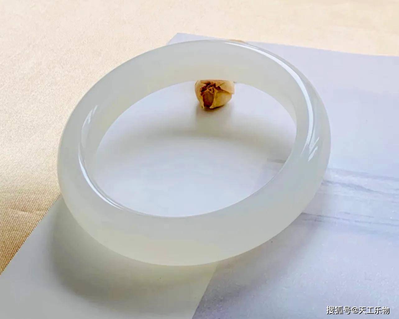 保值度超高的和田玉手镯!都有哪些白玉可以出手镯?_于田_玉种_且末