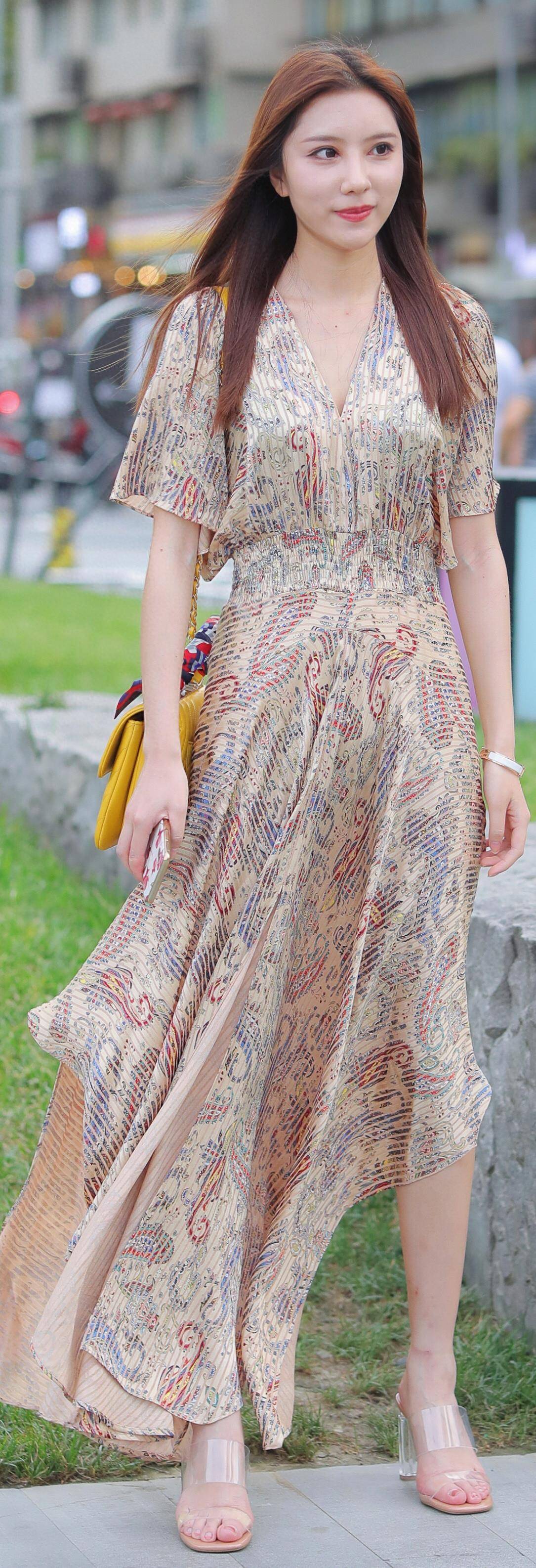 小姐姐很擅长驾驭长裙长发高跟鞋的气质