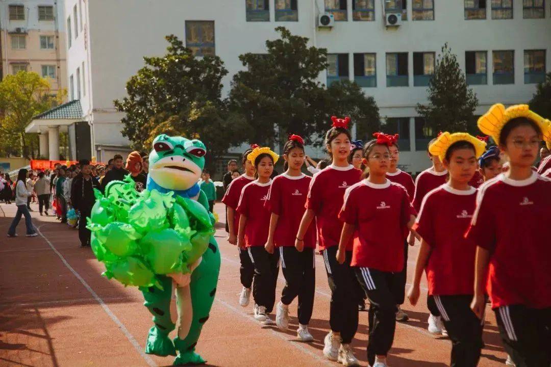 江苏省东台苏东双语学校第十八届田径运动会开幕_方阵_运动场_入场式
