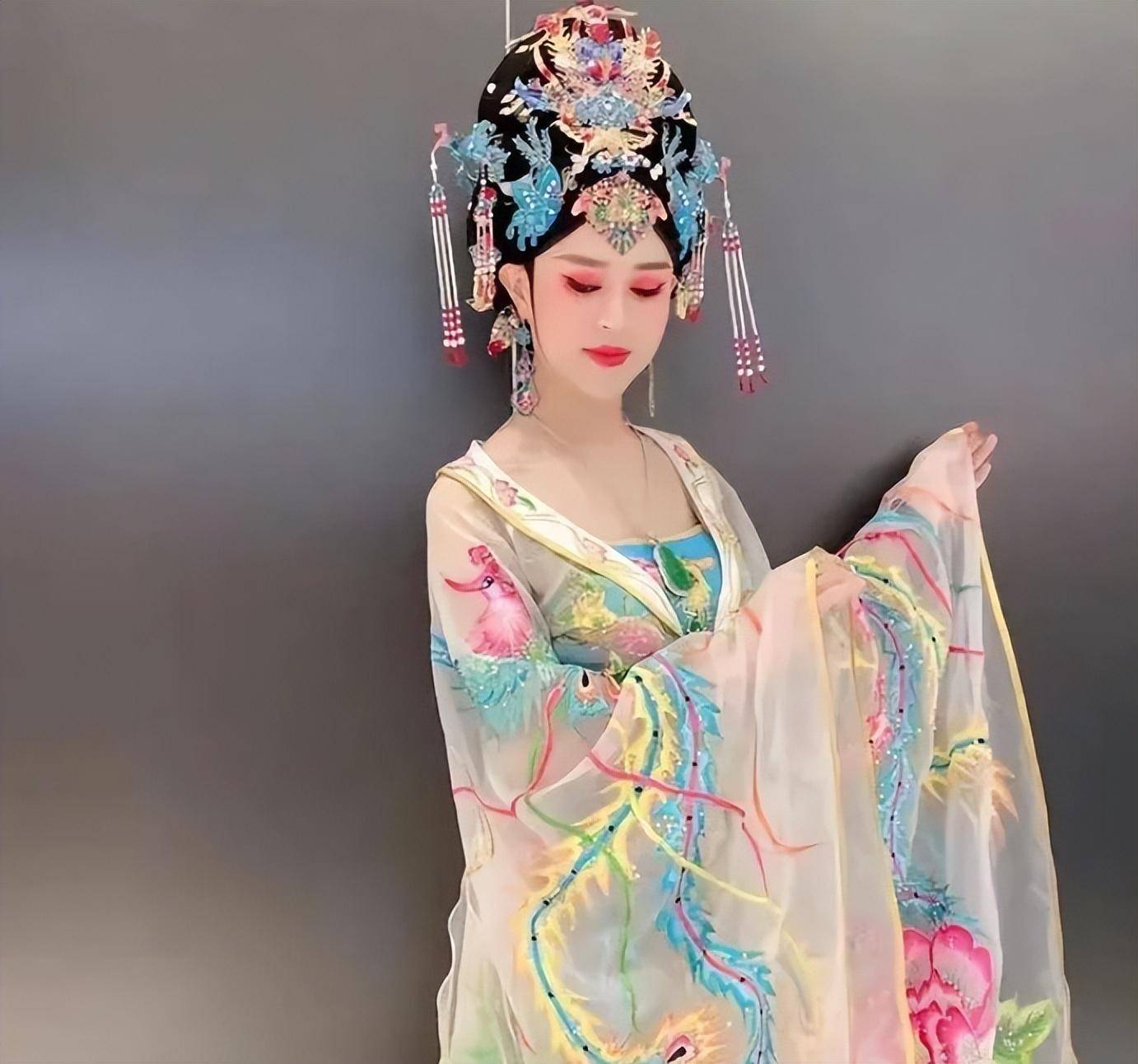 他最开始是在酒吧演出,之后在短视频平台上发自己男扮女装反串表演