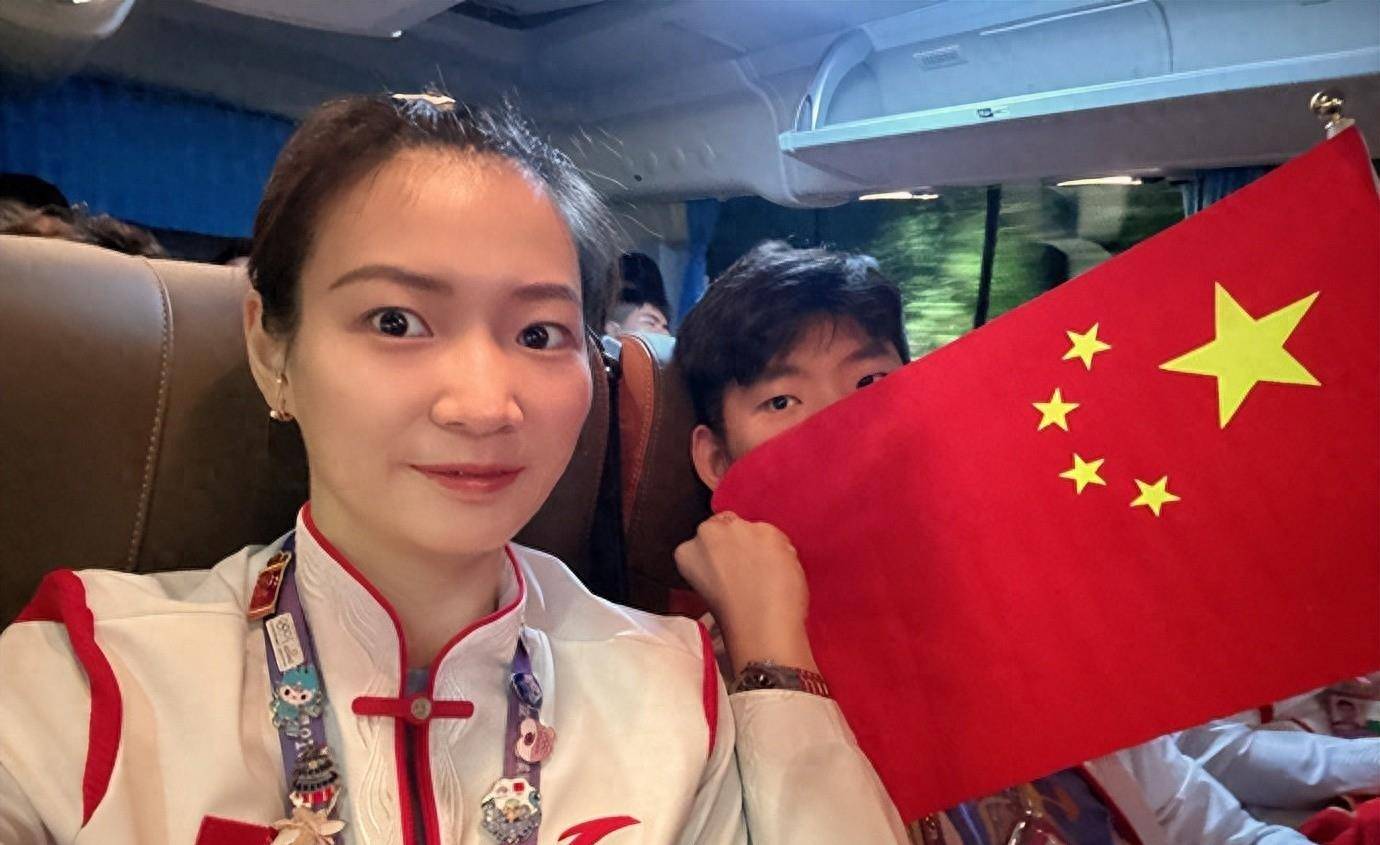 黄雅琼与男友大方秀恩爱,镜头前比心,队友:辰哥不大聪明的样子_刘雨辰