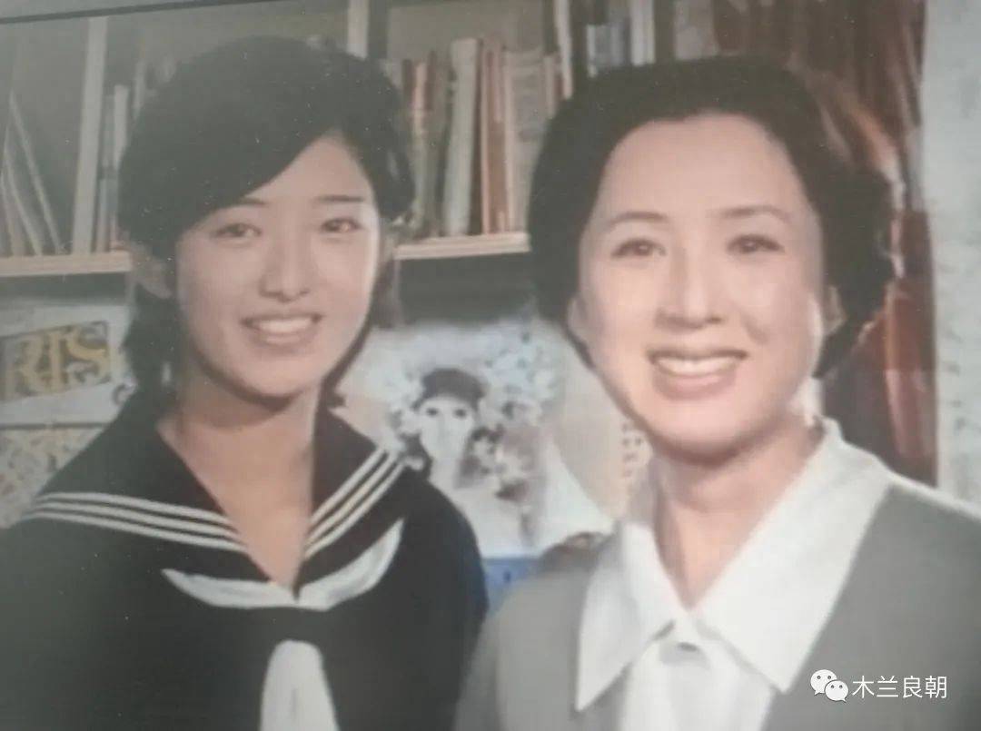 《血疑》中永不过时的的经典:喇叭裤,高领毛衣和幸子衫_时尚_电视剧