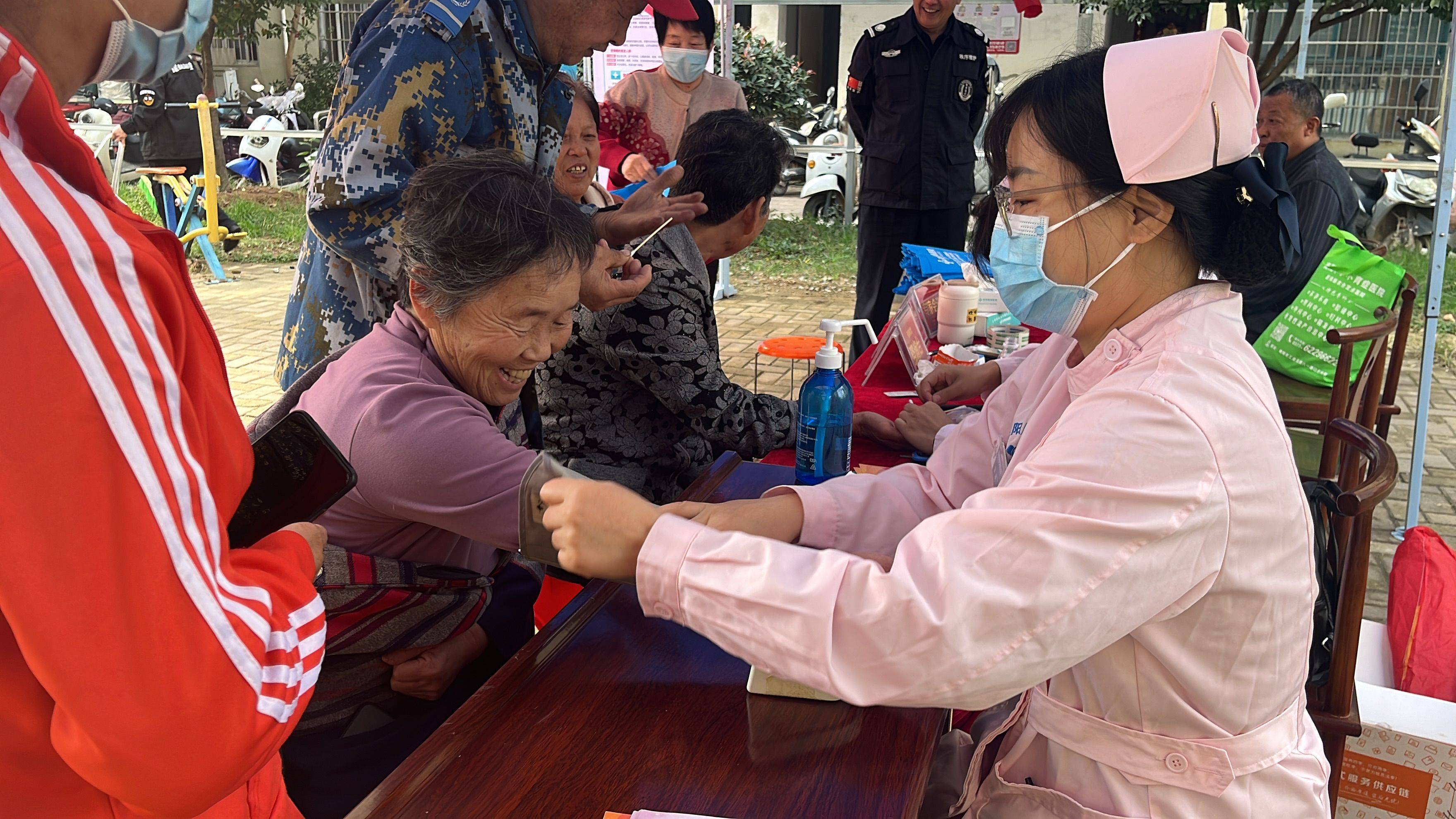 问题,给予专业的指导和诊疗意见,且提供测血糖,血压,b超健康等服务