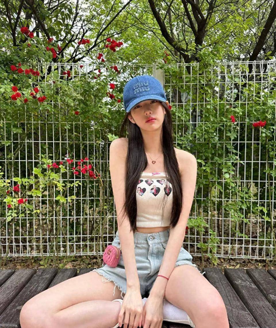 张元瑛抹胸秀身材,网友说又假又做作,但依然抵挡不住她的美貌!