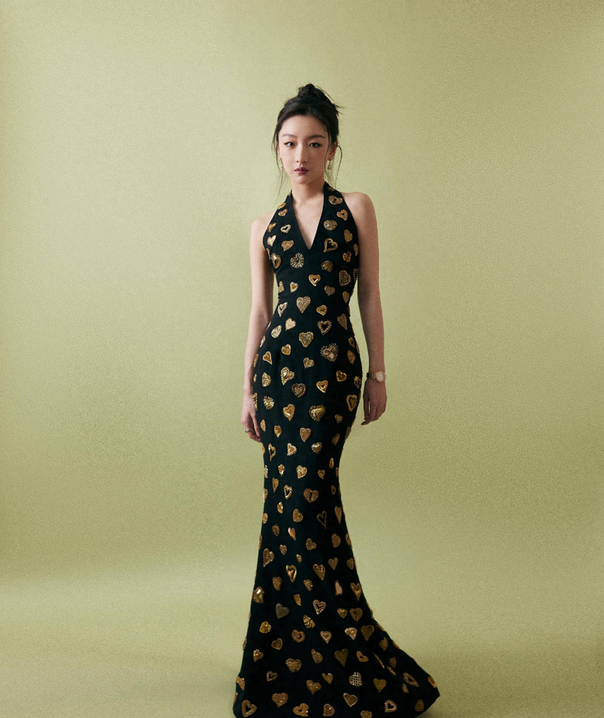 周冬雨first青年电影展红毯,身材火辣曲线曼妙,平胸也很女人味_的设计