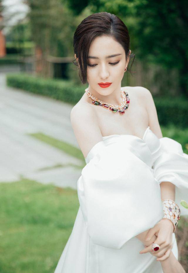 又被佟丽娅折服,穿这么"挤"的裙子还高时尚,一副老娘天下最美_气质