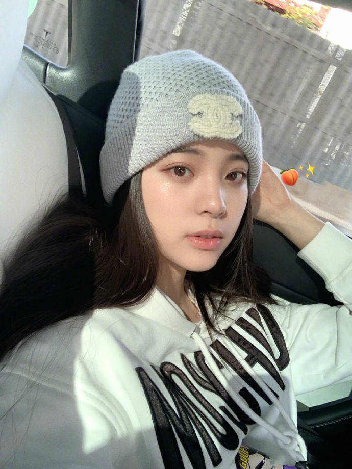 欧阳娜娜晒美照,身材暴瘦似纸片人,此前发福严重遭群嘲_照片_媒体