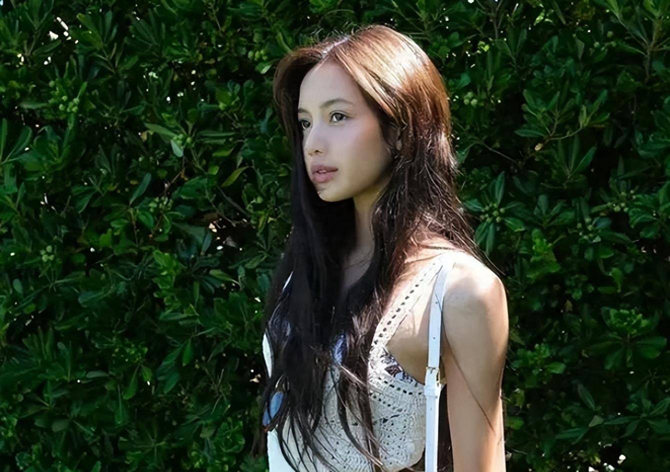 lisa晒大尺度泳装照,放飞的路上一去不复返,故意显露翘臀和大胸_自由