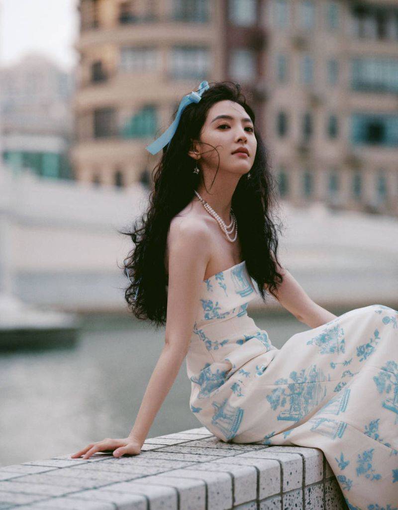 章若楠公主头造型优雅动人 穿碎花连衣裙秀天鹅颈_魅力_光芒_照片