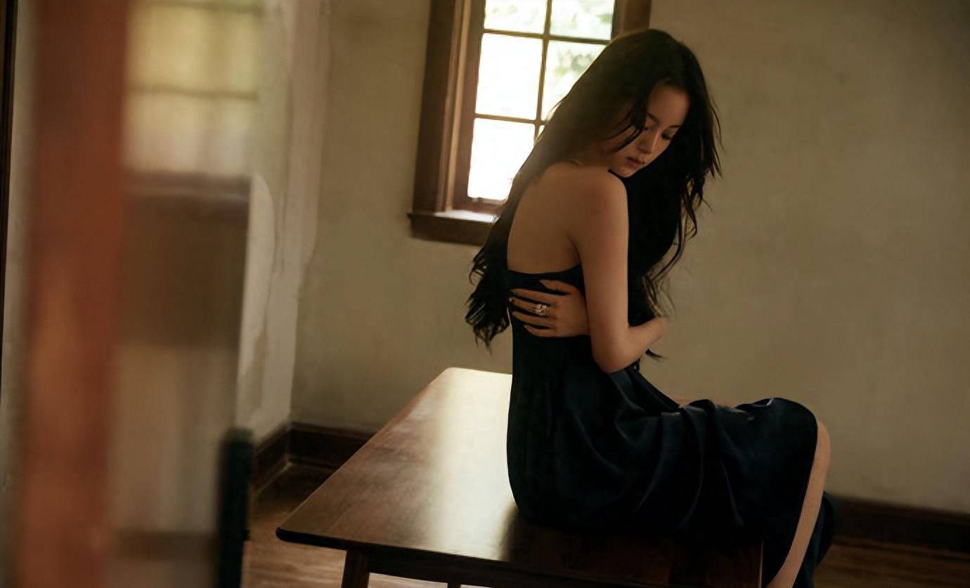 欧阳娜娜穿黑色吊身材好,双手抱胸光滑美背迷人,肌肤细腻无瑕疵_照片