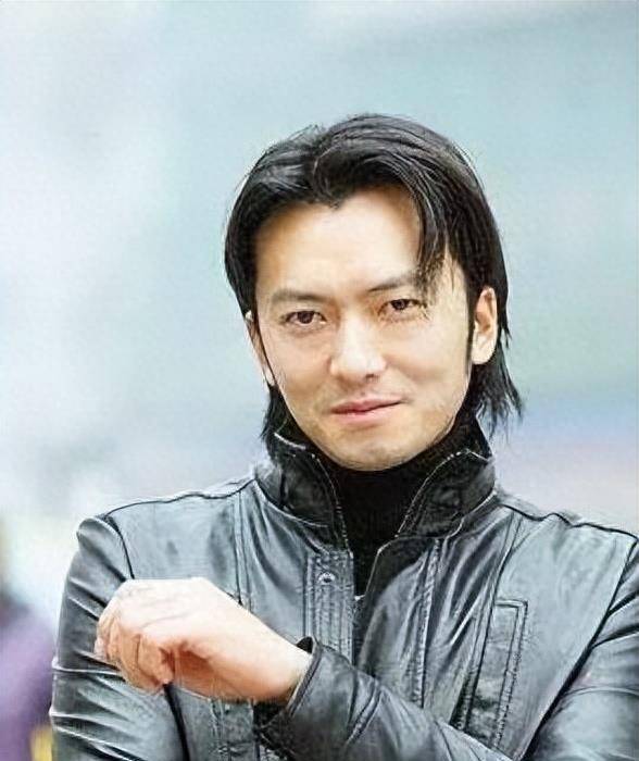 小伙因长相帅气不甘心送快递,整容成谢霆锋,25岁逆袭成百万富豪_易波