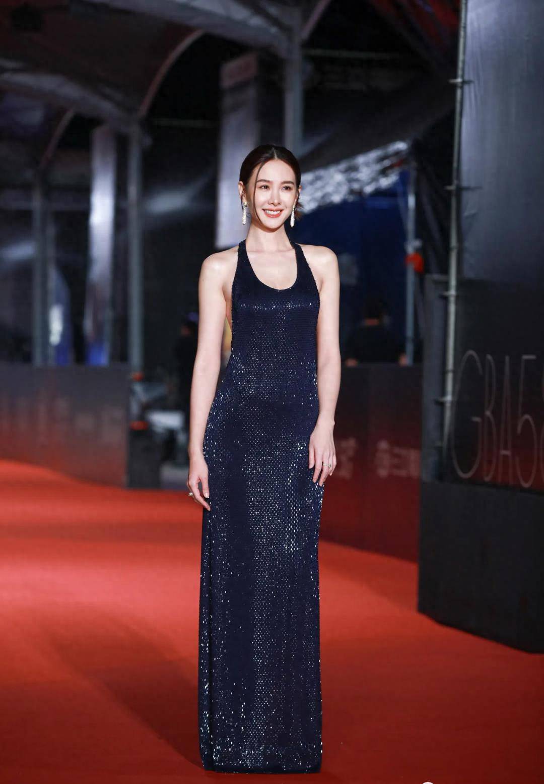 39岁桂纶镁陪跑金钟奖,土气妆造被嘲,只剩颜值在撑了!