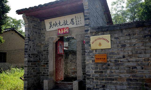 他是红25军军魂,搭档是大将,手下团长是上将,秘书