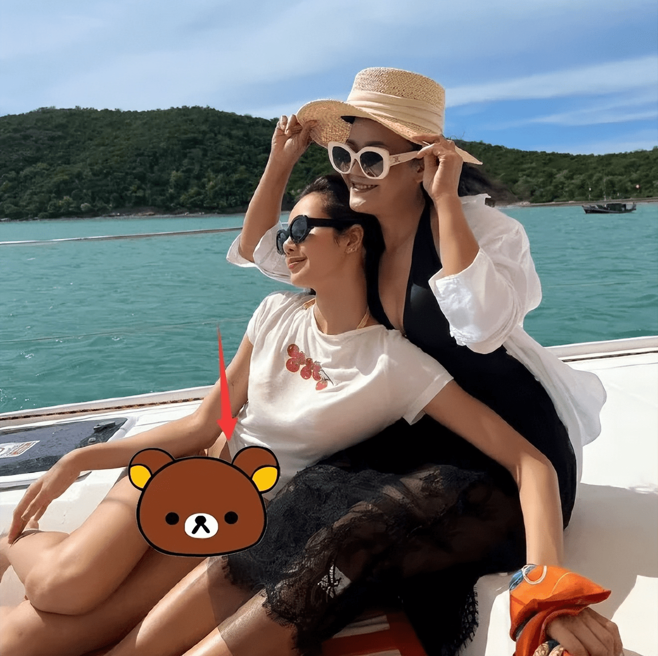 lisa疯马秀后再拍大尺度写真,海上穿比基尼秀美腿,打码都挡不住_照片